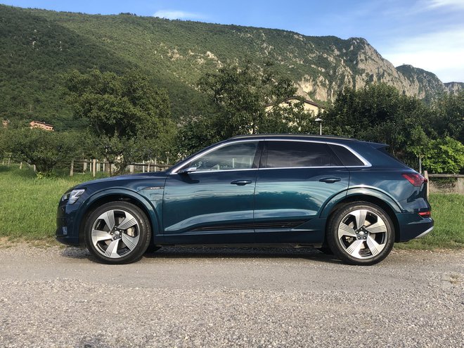 Audi e-tron je dolg 490 cm. FOTO: Aljaž Vrabec