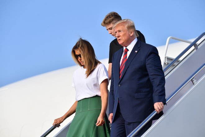 Donald Trump, ki bi želel kupiti Grenlandijo, in Melania Trump s sinom Barronom.&nbsp;FOTO: Nicholas Kamm Afp