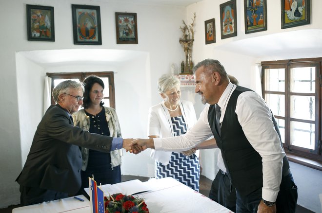 Občina Žirovnica si je za nakup Ribčevine prizadevala skoraj dvajset let. Podpisa pogodbe so se razveselili tudi domačini. FOTO: Blaž Samec/Delo