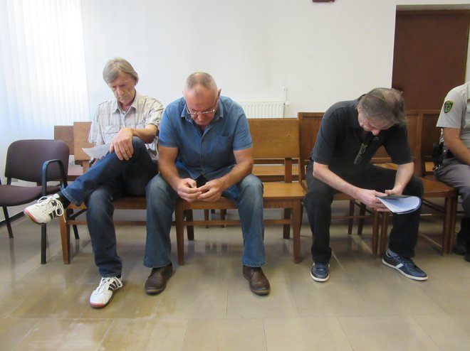 Obtoženi Jože Cank (desno), Ekrem Pobrić (v sredini) in Marjan Soršak (levo) so stopili pred sodnika na predobravnavnem naroku.<br />
FOTO: Špela Kuralt