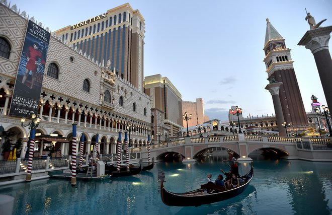 Vse je malo manjše od originala in nekje je celo nebo zgolj virtualna resničnost. Na fotografiji hotel Venetian. FOTO: Reuters