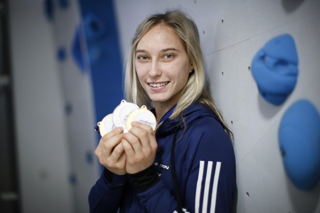 Janja Garnbret je prva v zgodovini, ki se ponaša s trojčkom naslovov na istem svetovnem prvenstvu. FOTO: Uroš Hočevar/Delo