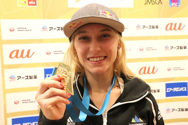 Takole je še tretjo zlato kolajno na svetovnem prvenstvu v Hačiodžiju in šesto takšnega leska v karierni zbirki pokazala Janja Garnbret. FOTO: Manca Ogrin