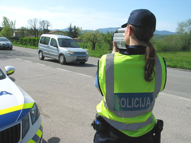 Kot so ob začetku akcije zapisali na spletni strani policije, želijo z akcijo umiriti hitrosti v prometu in vplivati na zavedanje ljudi, da lahko z zmanjšanjem hitrosti vožnje že za nekaj kilometrov na uro pomembno zmanjšajo tveganje za nastanek prometnih nesreč in težo njihovih posledic. FOTO: Policija