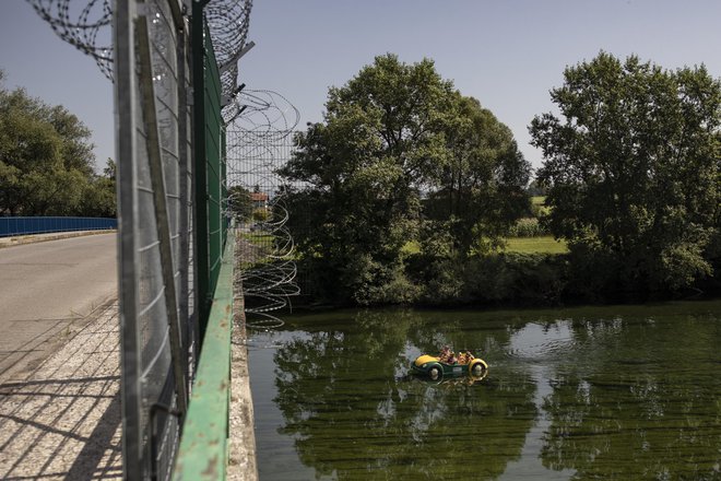 V teh dneh se je na meji s Hrvaško postavljati novih 40 kilometrov panelne ograje. FOTO: Voranc Vogel/Delo