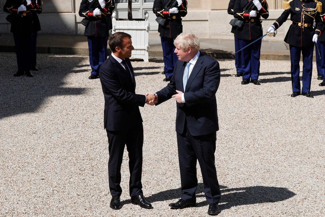 Emmanuel Macron (L) in Boris Johnson. Foto: Geoffroy Van Der Hasselt/Afp