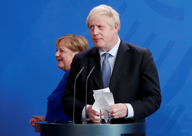 Boris Johnson in Angela Merkel med srečanjem v Berlinu. Foto Reuters