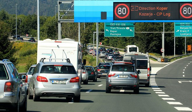 Voznikom, namenjenim proti Primorski, priporočamo uporabo vzhodne in južne obvoznice (fotografija je simbolična). FOTO: Blaž Samec/Delo