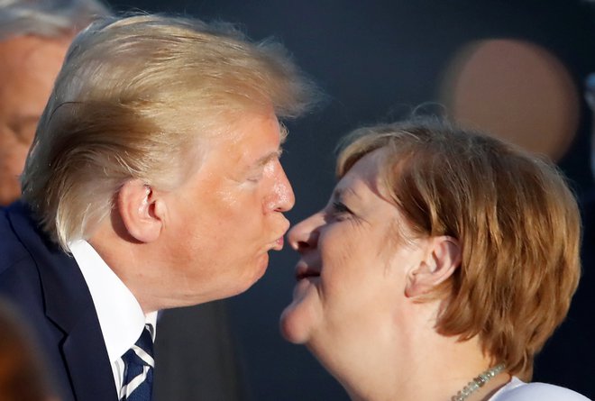 Ameriški predsednik Donald Trump pozdravlja Angelo Merkel. FOTO: Christian Hartmann/Reuters