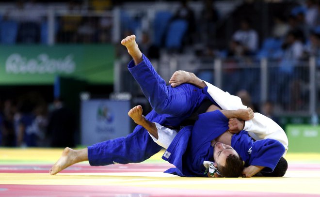 Adrian Gomboc (v modrem kimonu) se je od svetovnega prvenstva v Tokiu poslovil v šestnajstini finala. FOTO: Matej Družnik