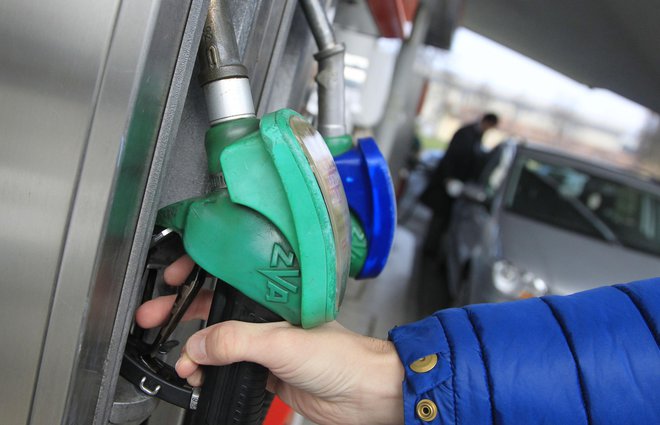 Liter bo cenejši za 2,8 centa. Cena dizelskega goriva ostaja nespremenjena. Foto Leon Vidic