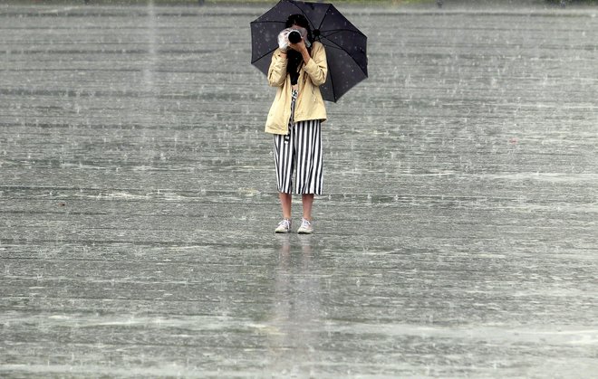Malce radioaktiven dež poleti ni nič nenavadnega. FOTO: Roman Šipić/Delo