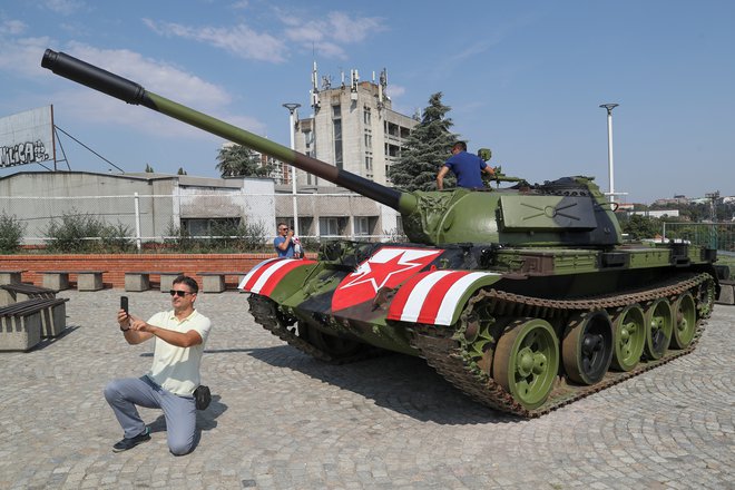 Tank pred beograjsko Marakano naj ne bi imel politinega predznaka. FOTO: Reuters