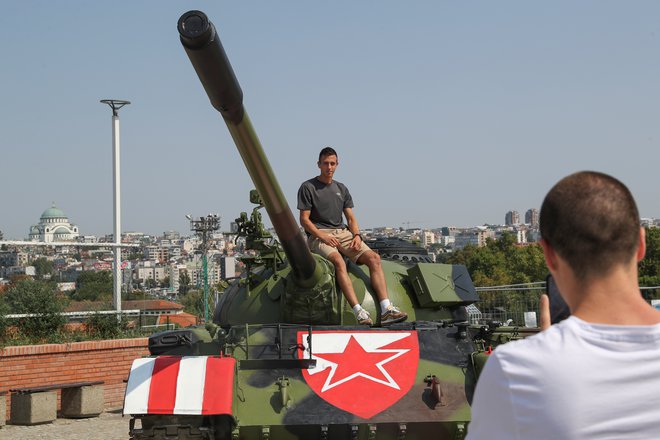 Sociolog Dražen Lalić je tank pred stadionom Crvene zvezde označil za sramotno slavljenje poraza in &raquo;grobo zlorabo športa v ekstremistične in in militantne namene&laquo;. Foto Reuters