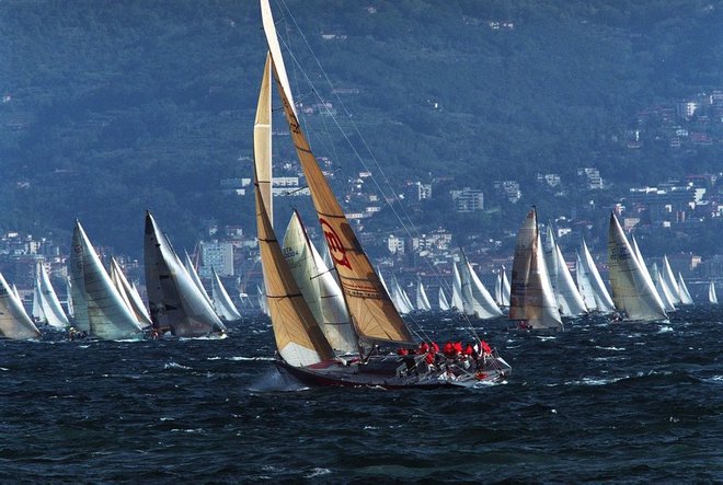 Kadar jadralci na jadrnici preživijo več časa, je treba poskrbeti za ohranjanje ustrezne dolžine nekaterih <strong>mišic</strong>, ki so v skrajšanem položaju. Foto: Tomi Lombar