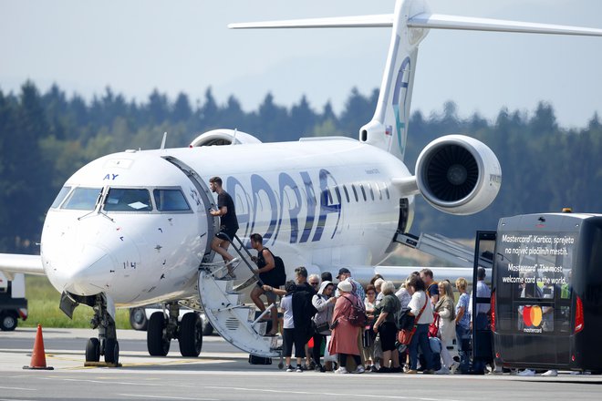 Adria je v preteklih mesecih združevala številne lete, kar je povzročilo številne zaplete in kaos. FOTO: Tadej Regent