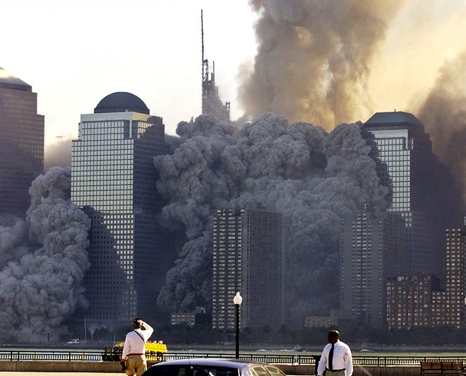 V napadih 11. septembra 2001 so teroristi ugrabili štiri letala ter se z njimi zaleteli v stolpnici Svetovnega trgovinskega centra v New Yorku ter v Pentagon v Washingtonu. FOTO: Ray Stubblebine/Reuters