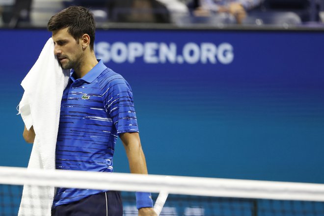Novak Đoković je moral zaradi poškodbe rame predati dvoboj proti Stanu Wawrinki. FOTO: Usa Today Sports