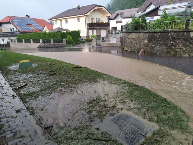 V neurju, ki je območje Vuzenice prizadelo pred dobrim tednom, je bilo poškodovanih okoli 40 kilometrov cest, meteorna voda in blato sta zalila okoli 30 hiš in obnovljene prostore vrtca. FOTO: Anja Golob/Neurje.si