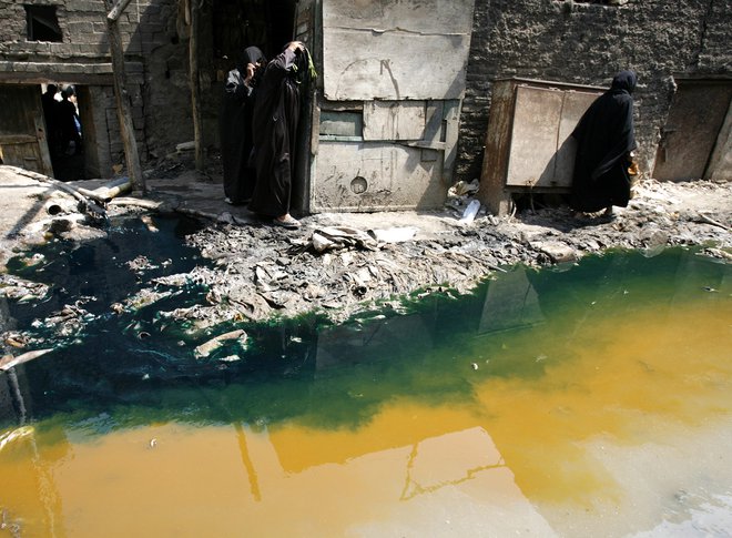 Pri barvanju tekstila in obdelavi usnja še vedno uporabljajo nevarne kemikalije in jih prosto spuščajo v okolje. Foto Steve Crisp Reuters