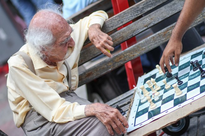 Dokler ne bomo iznašli učinovitega zdravila, lahko proti alzheimerjevi bolezni veliko naredimo sami z redno telesno in umsko dejavnostjo vse do poznih let. Foto Shutterstock