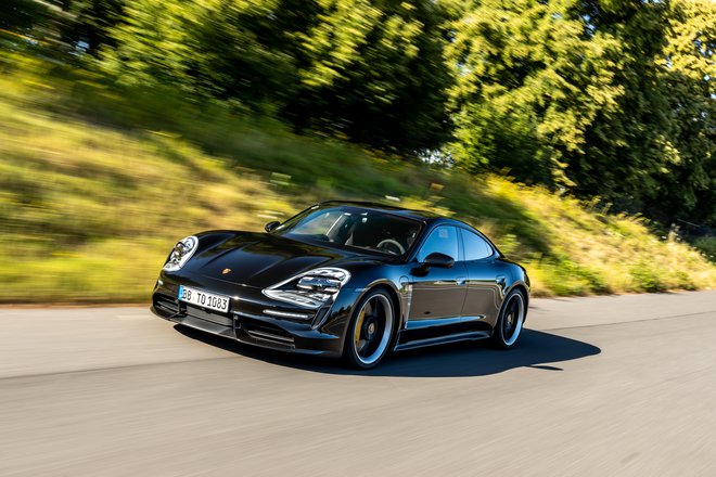 Porsche taycan (na fotografiji še malce zamaskiran na prvi vožnji) bo na voljo v dveh izvedenkah, šibkejši turbo in najzmogljivejših turbo S, obe pa nudita odlične pospeške. Foto Porsche
