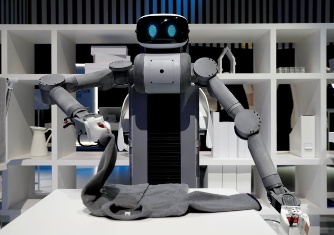 Če robot zlaga oblačila - zakaj ne bi opravljal še drugih &raquo;človeških&laquo; nalog? FoTO: Reuters