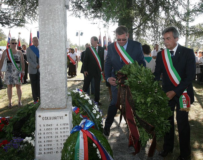 Tudi predstavniki italijanskih oblasti so se že poklonile ustreljenim žrtvam v Bazovici. FOTO: Ljubo Vukelič/Delo
