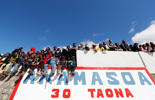 People wait for the arrival of Pope Francis at the Akamasoa community set up by father Pedro Opeka in Antananarivo, Madagascar, September 8, 2019.REUTERS/Yara Nardi Foto Yara Nardi Reuters