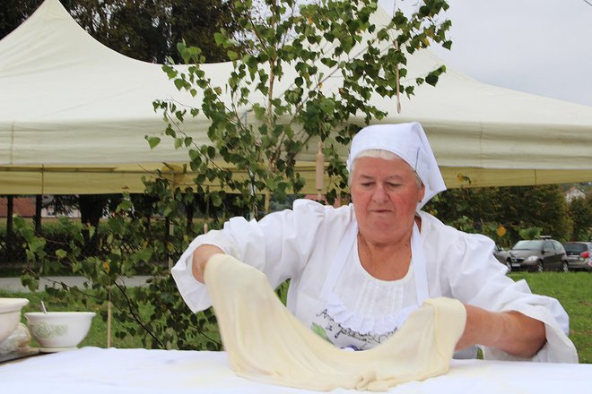 Teta Marica je testo vlekla tudi po zraku, kot se za mojstrico spodobi. FOTO: Simona Fajfar/Delo