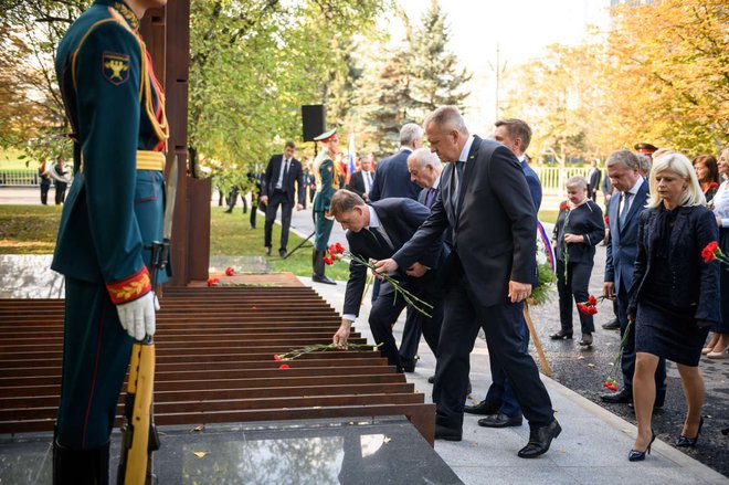 Premiera sta v Parku zmage v Moskvi slovesno odkrila spomenik padlim slovenskim vojakom v obeh svetovnih vojnah na območju današnje Rusije. FOTO: STA