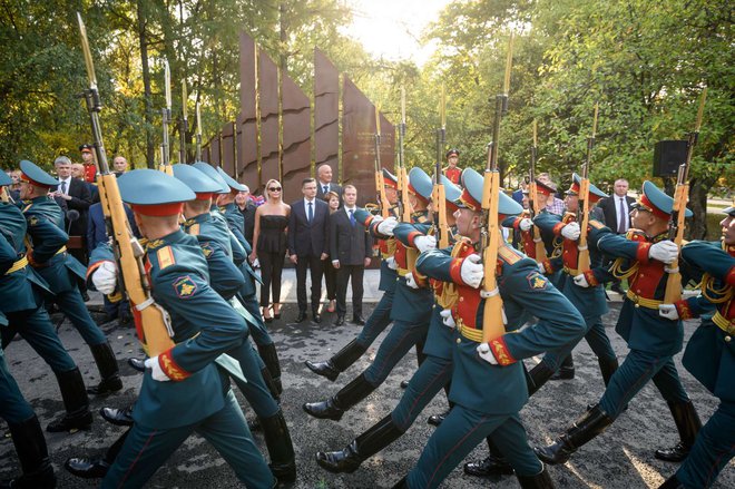 V Parku zmage v Moskvi sta premiera slovesno odkrila spomenik padlim slovenskim vojakom v obeh svetovnih vojnah na območju današnje Rusije. FOTO: STA