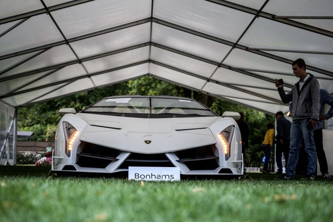 Levji delež v astronomskem izkupičku dražbe je pripadel redkemu modelu Lamborghini Veneno Roadster, ki je bil prodan za 7,6 milijona evrov. FOTO: Fabrice Coffrini/AFP