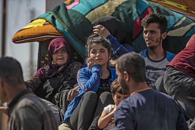 Kurdski begunci po turški invaziji na obmejno območje Foto Delil Souleiman AFP