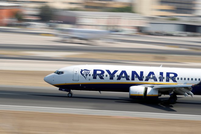 Ryanair ima 450 boeingov 737, na treh so našli razpoke. FOTO: Rafael Marchante/Reuters