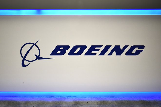 Razpoke na vilicah so nova Boeingova težava. FOTO: Mandel Ngan/AFP