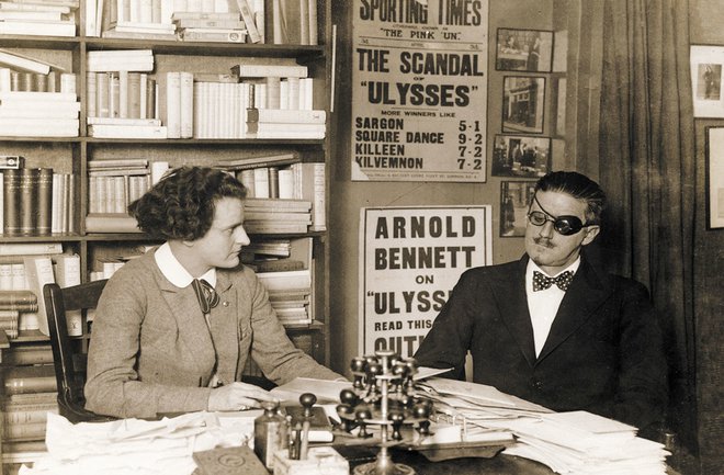 Sylvia Beach in James Joyce: Je to veliki James Joyce, naj bi ga sramežljivo vprašala. Jaz sem Sylvia. Samo Mr. Joyce, brez veliki, je dejal in položil &raquo;nežno roko kot brez kosti v njeno malo dlan&laquo;.<br />
Foto: Knjiga Sylvia Beach And The Lost Generation