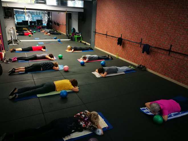 Upokojenke iz Ljubljane se zberejo petkrat na teden pri skupinski vadbi v telovadnici Alfa Gym. Najstarejša je stara 85 let, najmlajša 62. FOTO: Mojca Dečko