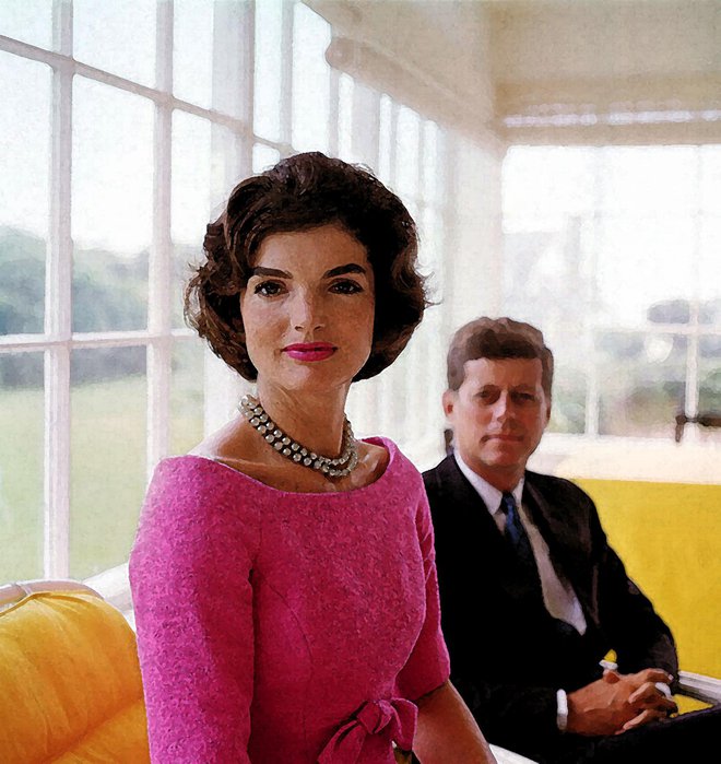 Najbolj elegantna med elegantnimi, Jackie Kennedy. Prva je med navadne smrtnike uvedla tudi temna sončna očala, a v vlogi zakrivanja žalosti po atentatu na njenega moža. Fotodokumentacija Dela