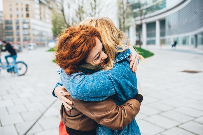 Pokažite najbližjim, da vam je mar zanje, tudi v veselem decembru. FOTO: Shutterstock