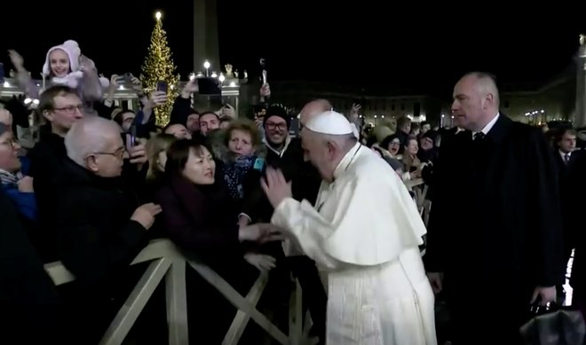 Jože Debevc: &raquo;Ko se je papež Frančišek podal med množico, ga je ena od teh prijela za roko in ga nekoliko povlekla k sebi. Njegova reakcija je bila hitra in sunkovita: prav nič nežno jo je udaril po njeni iztegnjeni roki.&laquo; Foto Reuters