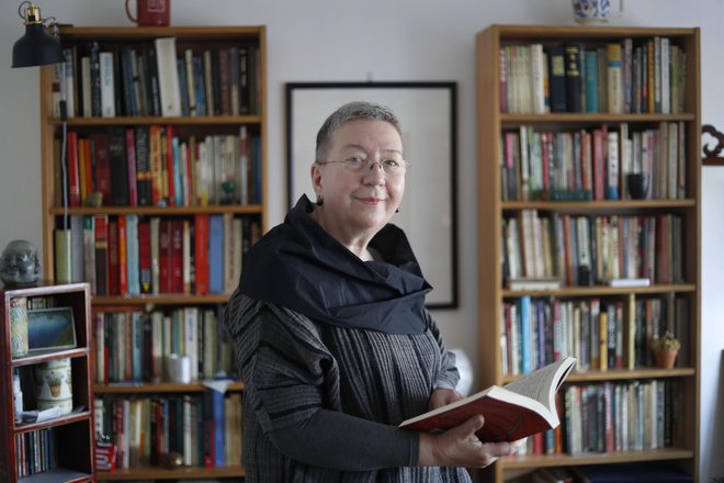 Zorana Baković si je želela predavati na univerzi, a jo je življenje odneslo v novinarstvo. Še dobro, si najbrž mislijo njeni zvesti bralci. FOTO: Leon Vidic