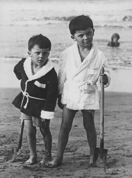 Brata Felllini, desno Federico, levo Riccardo, na plažah Riminija. FOTO: Dokumentacija Dela