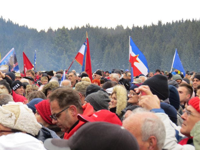 Ob obletnici legendarnega igmanskega marša se je na Velikem polju trlo ljudi. FOTO: Bojan Rajšek/Delo