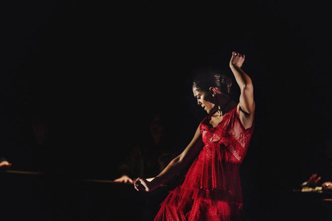 Patricia Guerrero, leta 2019 &raquo;plesalka v fokusu&laquo; nizozemskega flamenko bienala, je največja vzhajajoča zvezda flamenka. Po briljantnem nastopu v delu Don Kihot Andrésa Marína se z drugim solističnim projektom Distopija, ki ga bomo 18. februarja videli na odru CD, dokazuje kot ena največjih flamenko plesnih ustvarjalk svoje generacije, ves čas v iskanju novega jezika tega plesa. FOTO: Oscar Romero