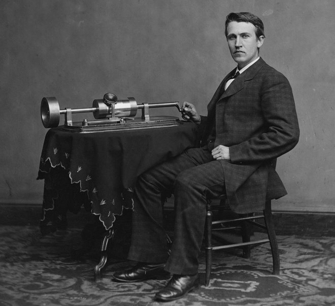 Mladi Edison leta 1878 s svojo drugo različico fonografa Foto Wikimedia