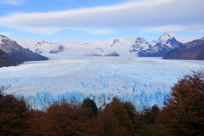 Prebujanje dneva nad ledenikom Perito Moreno. FOTO: Manca Ogrin