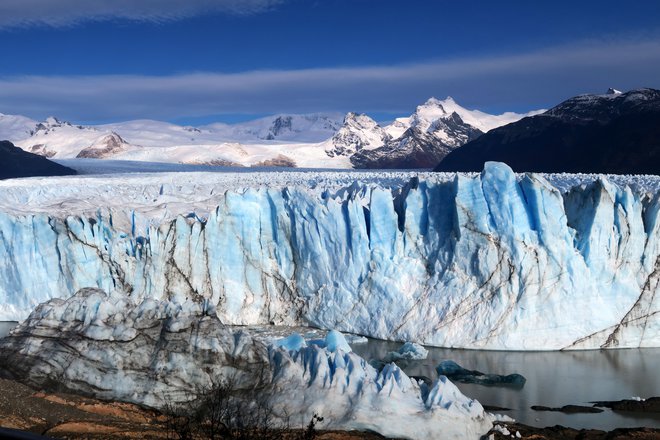 Čelo ledenika je kot brušen diamant, nežno modrino tu in tam prereže rjava žila sedimentov. FOTO: Manca Ogrin