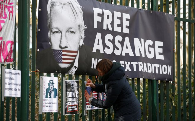 Ne vedel bi, a vendar vem, da Julian Assange že čaka na duhovno in fizično &raquo;osvoboditev&laquo;. Da ga obranijo nizkotnih obdolžitev, da zaživi v drugi &raquo;eksistenci. Foto Reuters