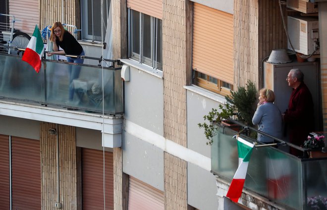 Osamitev je edini način, ki ga imamo na voljo, da ostanemo enotni v boju proti zahrbtnemu virusu. Foto Reuters